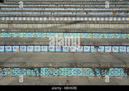 Escalier composé d'étapes faites de carreaux de céramique dans la ville célèbre de la production de poterie - Caltagirone (caltaggiruni), Sicile, Italie Banque D'Images