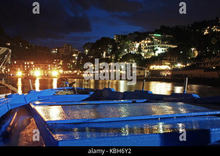 Nuit panorama de Taormina et la voile sur la plage de sable bay Banque D'Images