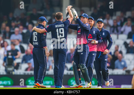 London,UK. 27 septembre 2017. Angleterre célébrer comme Woakes obtient son deuxième guichet après Kyle espère est capturé par keeper Jos Butler. L'Angleterre v West Indies Banque D'Images