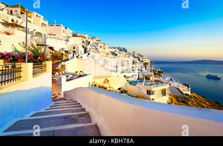 Rues de Fira, santorini island, Grèce. et traditionnel célèbre maisons blanches sur la caldeira, la mer Égée. Banque D'Images