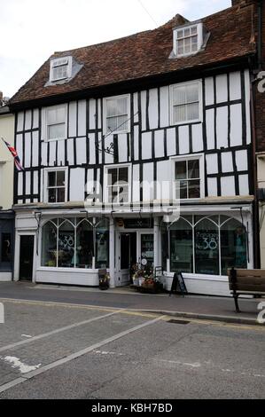 38 High Street, Newport Pagnell, dans le Buckinghamshire. Datant du début des années 1600 c'est l'un des plus anciens édifices de Newport Pagnell. Banque D'Images