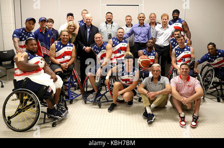 Le prince Harry, l'ancien président des États-Unis, Barack Obama, ancien vice-président des États-Unis Joe Biden et ancien deuxième dame des États-Unis jill biden posent avec les concurrents de l'équipe américaine de basket-ball en fauteuil roulant à la Pan Am au centre sportif à l'Invictus Games 2017 à Toronto, Canada. Banque D'Images