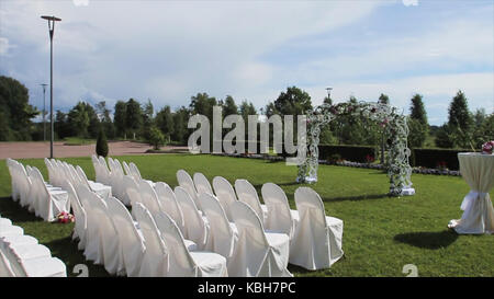 Belle décoration de mariage pour mariage décoration, situé sur le pont dans un endroit magnifique. Piscine. contre le fond du lac. journée ensoleillée. Lieu de la cérémonie de mariage. Banque D'Images