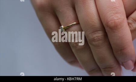 Bracelet bijoutier sur la main de la mariée de mariée. les mains avec anneau. mariage. mariage. bracelet de luxe sur la main de la mariée close-up les mains de la mariée avant mariage. accessoires de mariage. Mariée, mains. Banque D'Images