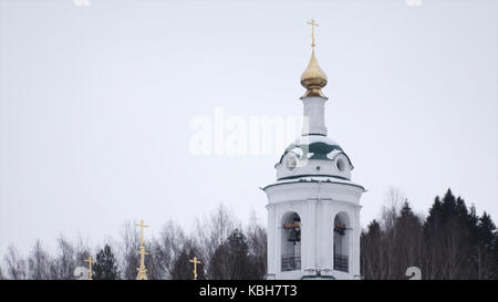 L'église de style colonial blanc. c'est l'église utilisée dans le film les oiseaux. Banque D'Images