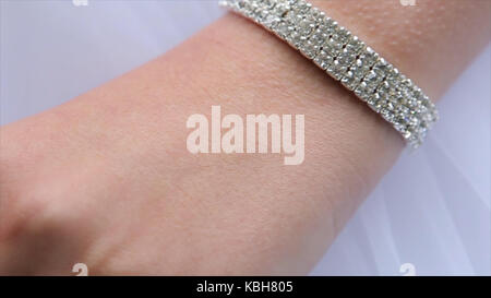 Bracelet bijoutier sur la main de la mariée de mariée. les mains avec anneau. mariage. mariage. bracelet de luxe sur la main de la mariée close-up les mains de la mariée avant mariage. accessoires de mariage. Mariée, mains. Banque D'Images