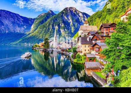 Hallstatt, Autriche. village de montagne dans les Alpes autrichiennes au crépuscule. Banque D'Images