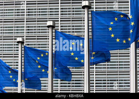 Drapeaux de l'Union européenne devant le bâtiment du Berlaymont à Bruxelles, Belgique. Banque D'Images