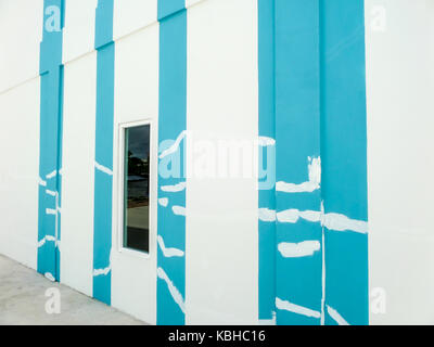 Fissure mur de réparation nouvel appartement après mélange ciment erreur travailleur Banque D'Images