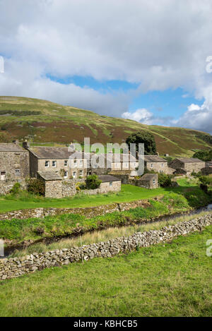 Le village de thwaite dans swaledale, Yorkshire Dales, Angleterre. maisons à côté de l'eau. Un emplacement sur le Pennine Way. Banque D'Images