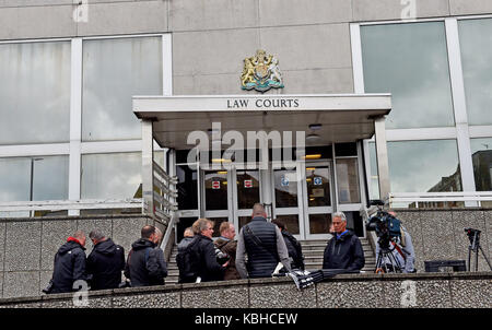 Photographes de presse et équipes de télévision en dehors des Brighton Law courts UK Banque D'Images