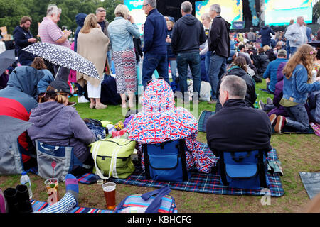 Se réfugier sous la pluie au Festival Radio 2 en un pique-nique d'une journée à Hyde Park Londres 2017 Banque D'Images