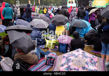 Se réfugier sous la pluie au Festival Radio 2 en un pique-nique d'une journée à Hyde Park Londres 2017 Banque D'Images