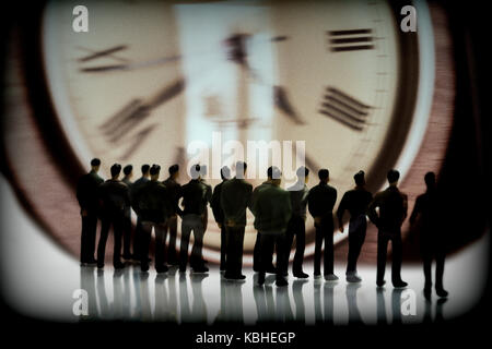 Silhouettes des hommes d'en face d'une horloge, conceptual image Banque D'Images