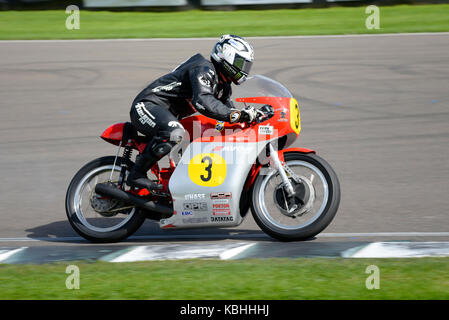 1966 MV Agusta 500/3 administré par Mark Kay monté par Dunlop Racing à Goodwood Revival 2017. L'espace pour copier