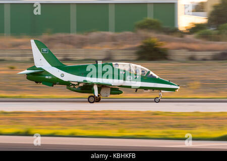 Saudi air force British aerospace hawk 65a arrivant à Malte pour le meeting national de septembre. Banque D'Images