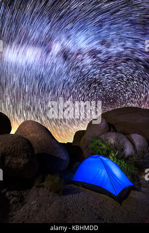 Star Trails avec la voie lactée montrent un ciel à astrologues un camping à Joshua tree en Californie Banque D'Images