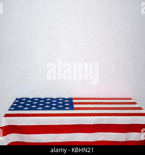 Drapeau américain table à proximité du mur de stuc blanc Banque D'Images