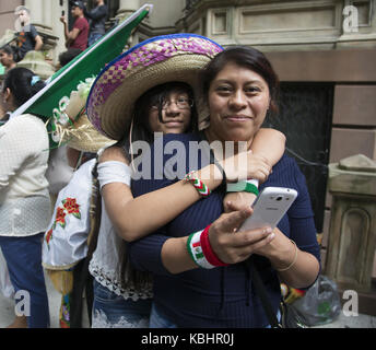 Fier les Américains d'origine mexicaine sortent pour venir à l'assemblée annuelle de l'indépendance mexicaine Day Parade sur Madison Avenue à New York. Banque D'Images