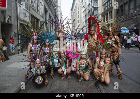 Fier les Américains d'origine mexicaine sortent pour venir à l'assemblée annuelle de l'indépendance mexicaine Day Parade sur Madison Avenue à New York. Banque D'Images