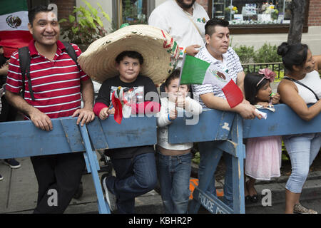 Fier les Américains d'origine mexicaine sortent pour venir à l'assemblée annuelle de l'indépendance mexicaine Day Parade sur Madison Avenue à New York. Fier Mexican spectateurs bordent la rue pour la parade. Banque D'Images