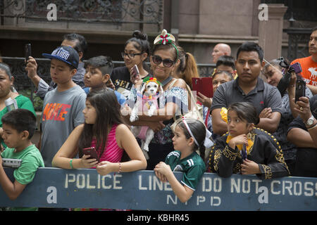 Fier les Américains d'origine mexicaine sortent pour venir à l'assemblée annuelle de l'indépendance mexicaine Day Parade sur Madison Avenue à New York. Fier Mexican spectateurs bordent la rue pour la parade. Banque D'Images