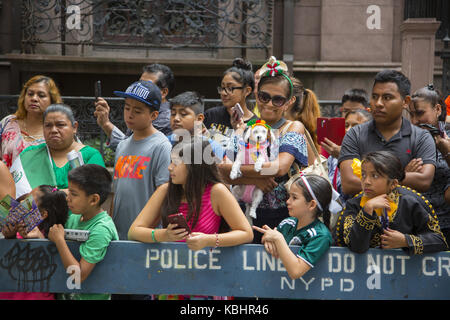 Fier les Américains d'origine mexicaine sortent pour venir à l'assemblée annuelle de l'indépendance mexicaine Day Parade sur Madison Avenue à New York. Fier Mexican spectateurs bordent la rue pour la parade. Banque D'Images