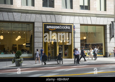 L'un des nouveaux "brique et mortier" Amazon librairies qui est apparu sur la 34e rue à l'ouest de la 5e Avenue, à Midtown Manhattan, New York. Banque D'Images