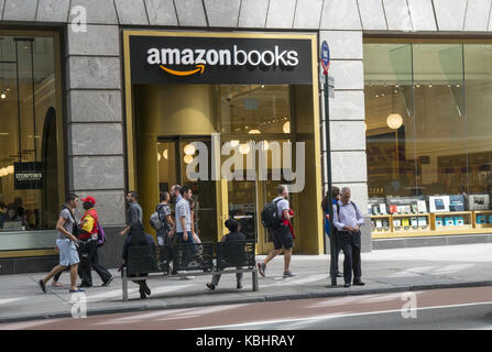 L'un des nouveaux "brique et mortier" Amazon librairies qui est apparu sur la 34e rue à l'ouest de la 5e Avenue, à Midtown Manhattan, New York. Banque D'Images