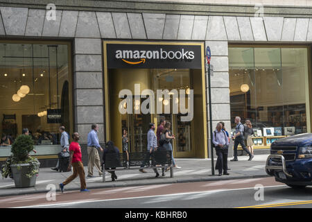 L'un des nouveaux "brique et mortier" Amazon librairies qui est apparu sur la 34e rue à l'ouest de la 5e Avenue, à Midtown Manhattan, New York. Banque D'Images