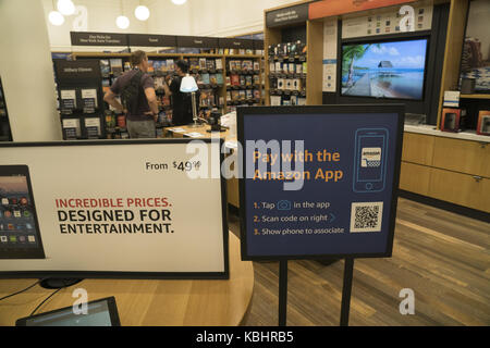 L'un des nouveaux "brique et mortier" Amazon librairies qui est apparu sur la 34e rue à l'ouest de la 5e Avenue, à Midtown Manhattan, New York. Banque D'Images