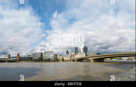 Vue panoramique : Tamise rive nord de la ville de Londres par London Bridge - Walkie Talkie, Cheesegrater, Adelaide House et Cannon Street Station Banque D'Images