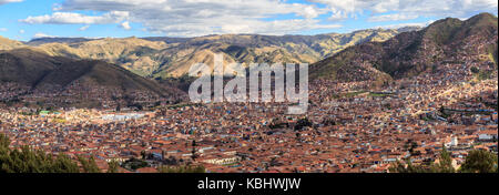 Red Roof maisons de Cuzco ville dans la vallée et panorama des Andes, Pérou Banque D'Images