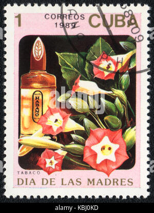 Un timbre imprimé en Cuba montre abottle parfum de tabaco, vers 1989 Banque D'Images
