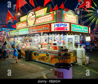 Carnival Food stand du vendeur sur l'allée centrale de la foire nationale de l'Alabama qui est semblable à un état juste, à Montgomery, en Alabama, USA. Banque D'Images