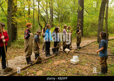 Préparer les enfants à en apprendre davantage sur la biologie aquatique et autres activités d'éducation environnementale à upham woods Outdoor Learning Centre, une partie de l'univers Banque D'Images