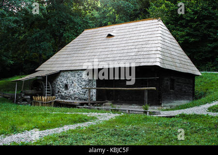 Un vieux moulin traditionnel dans les bois Banque D'Images