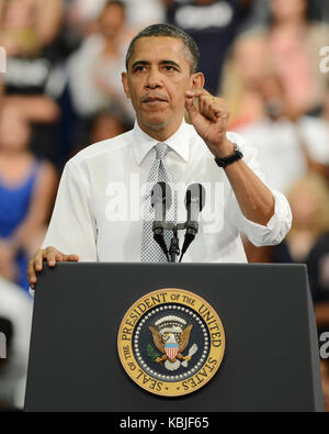 Boca RATON, FL - 10 AVRIL: Le président américain Barack Obama parle de la réforme fiscale à l'Université de l'Atlantique de Floride le président Obama a parlé de la règle du buffet, nommée pour le milliardaire Warren buffet, projet de loi de réforme fiscale visant à fixer un impôt minimum pour les millionnaires, Qui fera l'objet d'un vote de procédure la semaine prochaine au Sénat américain, le 10 avril 2012 à Boca Raton Florida People: Barack Obama transmission Ref: Hoo-Me.com / MediaPunch Banque D'Images