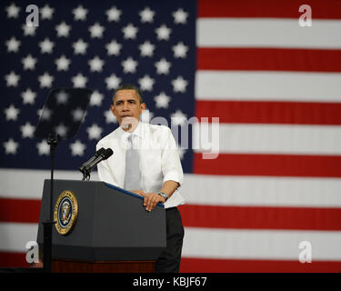 Boca RATON, FL - 10 AVRIL: Le président américain Barack Obama parle de la réforme fiscale à l'Université de l'Atlantique de Floride le président Obama a parlé de la règle du buffet, nommée pour le milliardaire Warren buffet, projet de loi de réforme fiscale visant à fixer un impôt minimum pour les millionnaires, Qui fera l'objet d'un vote de procédure la semaine prochaine au Sénat américain, le 10 avril 2012 à Boca Raton Florida People: Barack Obama transmission Ref: Hoo-Me.com / MediaPunch Banque D'Images