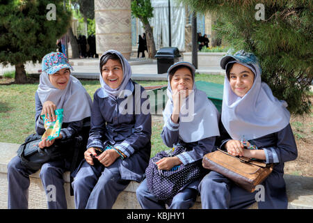 La province du Fars, Shiraz, Iran - 19 avril, 2017 : l'école iranienne in une école islamique uniforme sont au repos dans le parc de la ville. Banque D'Images