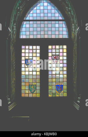 Une fenêtre décorative et pew situé dans la salle des chevaliers (Rittersaal), schloss burg burg (château), Burg an der wupper, Solingen, Rhénanie-n-w Banque D'Images