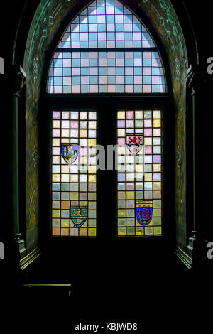 Une fenêtre décorative et pew situé dans la salle des chevaliers (Rittersaal), schloss burg burg (château), Burg an der wupper, Solingen, Rhénanie-n-w Banque D'Images