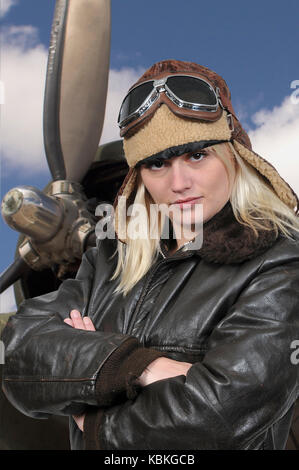 Femme vintage port pilote casque pilote flight jacket et lunettes Banque D'Images