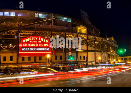 Streaming le trafic passé de Wrigley Field de Chicago et l'entrée d'une affiche signalant les Cubs de Chicago en tant que champions de la série mondiale Banque D'Images