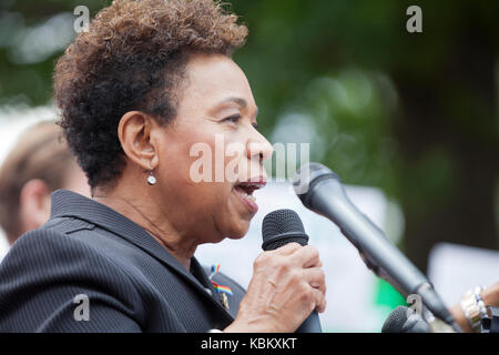 Barbara Lee, membre du Congrès, 13e Congressional district, Oakland, Californie, parlant au women's healthcare débat sur la colline du Capitole - Washington DC USA Banque D'Images
