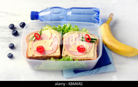 Boîte à lunch pour enfants avec des fruits. Vue de dessus Banque D'Images