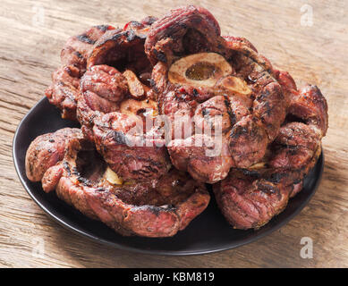 Osso Buco Rôti au Thym sur fond de bois Banque D'Images