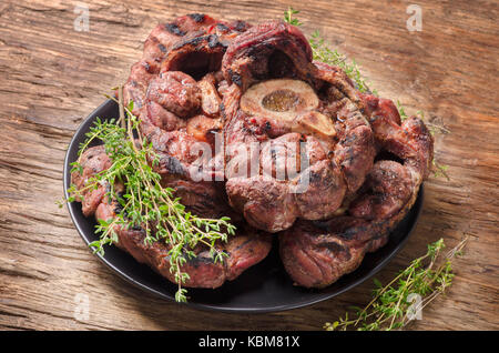 Osso Buco Rôti au Thym sur un fond de bois Banque D'Images