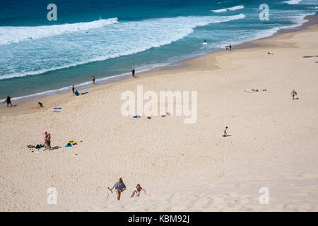 Les personnes bénéficiant d'une journée de printemps sur un Mile Beach à Forster sur le milieu de l'Amérique du New South Wales Coast, Australie Banque D'Images