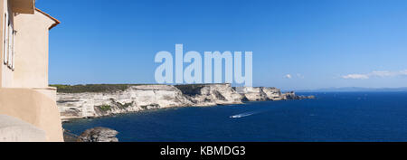 Falaises de calcaire blanc de Bonifacio à la pointe sud de l'île en face du détroit de Bonifacio, bras de mer entre la Corse et la Sardaigne Banque D'Images